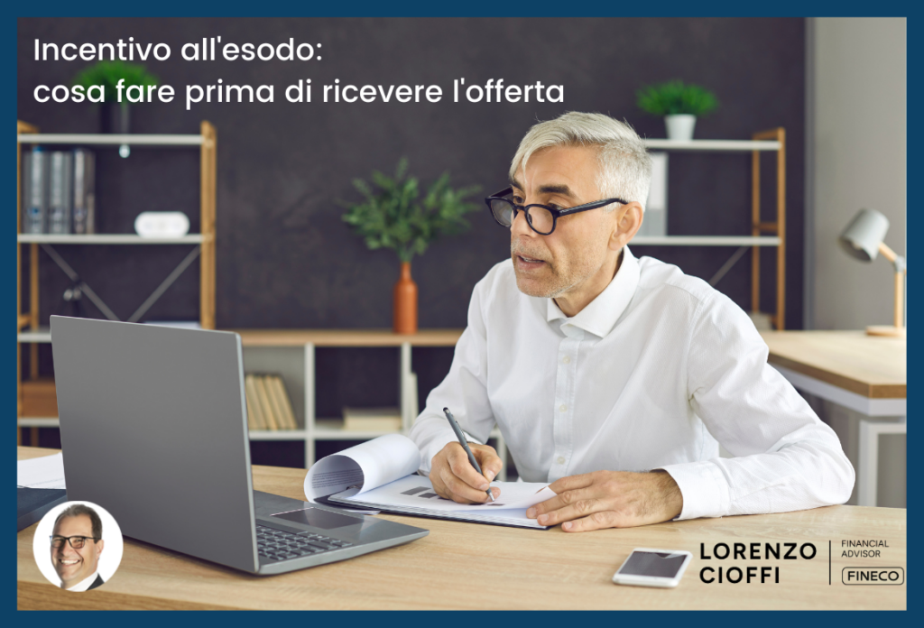 Cliente che analizza documenti per prepararsi a ricevere un incentivo all'esodo